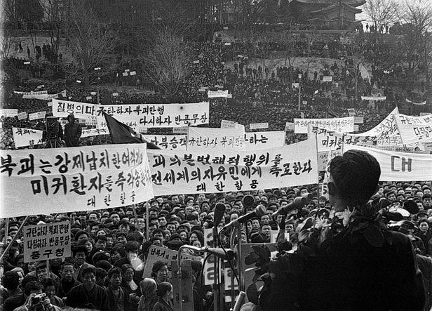 1970년 2월23일 KAL기 납북자 귀환보고 및 미귀환자 송환촉구궐기대회가 서울 남산 야외음악당에서 학생과 시민등 약 50만명이 참가한 가운데 열렸다.
/조선DB