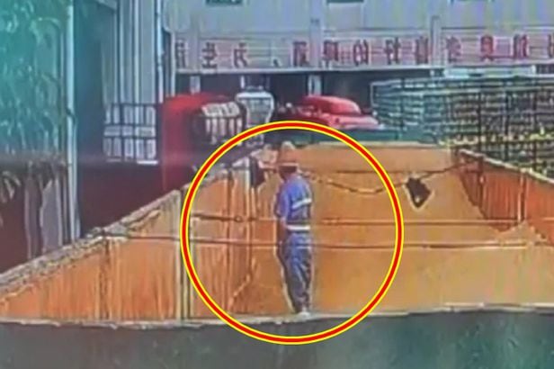 칭다오 맥주 제3공장 내부에서 촬영된 것으로 알려진 영상 속 한 장면. 직원으로 추정되는 한 남성이 원료창고 안에서 소변을 보고 있다. /웨이보