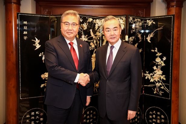Foreign Minister Park Jin shakes hands with Wang Yi, a member of the Central Political Bureau of the Chinese Communist Party, at the Shangri-La Hotel in Jakarta, Indonesia on the 14th (local time) of last month.  /Provided by the Ministry of Foreign Affairs