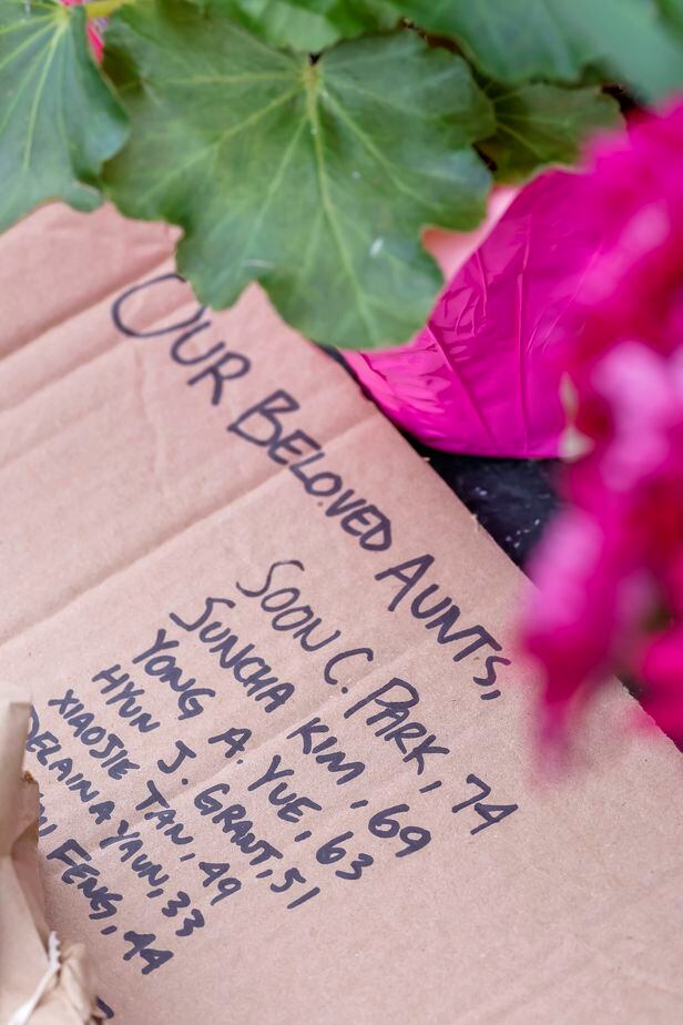 미국 조지아주 애틀랜타에서 발생한 두 건의 마사지 업소 총기난사 사건 현장에 희생자들을 추모하는 꽃과 메시지가 놓여 있다. /EPA 연합뉴스