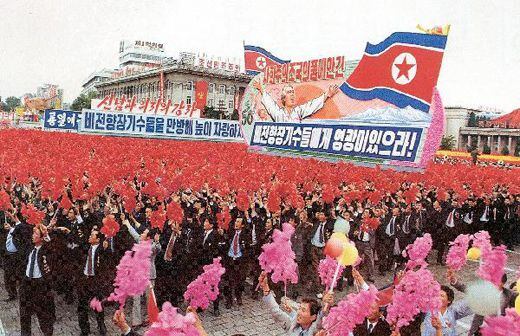 2000년 10월 당창건기념 군중시위에서 비전향장기수들을 환영하는 평양시민들./조선DB