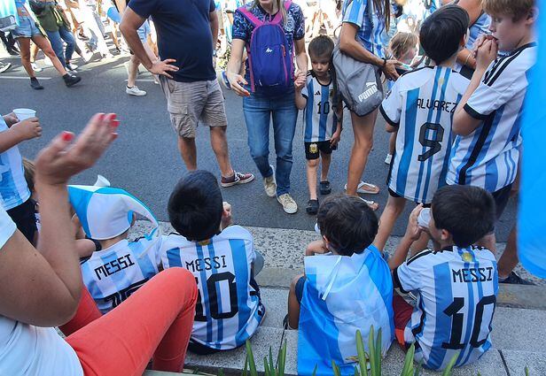 19일(한국시간) 카타르 월드컵에서 아르헨티나가 프랑스를 승부차기에서 4-2로 격파하면서 월드컵 3관왕에 등극했다. 부에노스아이레스에서 리오넬 메시의 유니폼을 입은 어린이들이 앉아있다. /연합뉴스