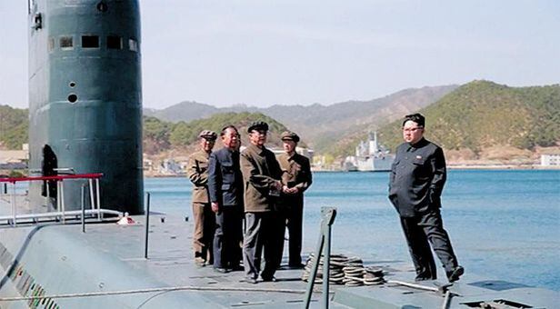 잠수함 살펴보는 김정은 - 북한 김정은(오른쪽) 노동당 제1비서가 23일 함경남도 신포 동북쪽 동해에서 잠수함 발사 탄도미사일(SLBM) 시험 발사를 참관한 뒤 관계자들과 함께 잠수함에 올라가 있다. 