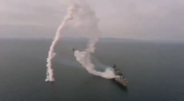 러시아 태평양함대 소속 구축함에서 발사된  '칼리브르-NK' 함대지 순항미사일이 발사 직후 함정 근처 바다로 추락하고 있다. /미 디펜스 블로그 영상 캡처