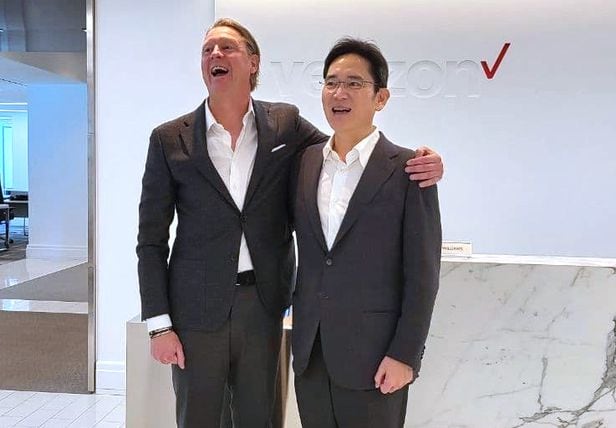 이재용 삼성전자 부회장이 17일(현지 시각) 미국 최대 이동통신 기업 버라이즌의 미 뉴저지주 본사에서 한스 베스트베리 CEO와 기념 사진을 찍고 있다. /삼성전자