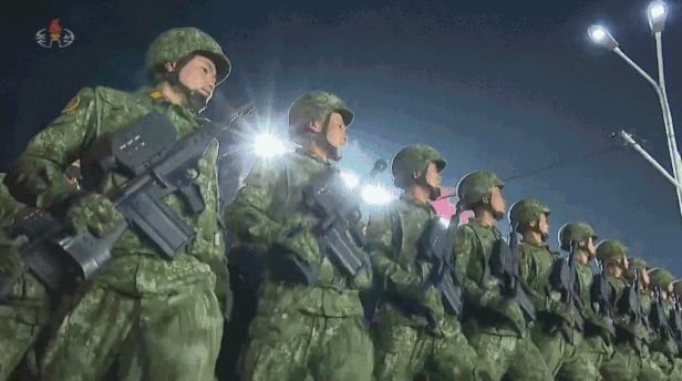 지난 14일 북한 열병식에 첫 등장한 신형 스마트 유탄발사기. 미국의 XM25와 비슷하게 25mm 유탄을 고속발사할 수 있는 무기로 추정된다. /조선중앙TV 연합뉴스
