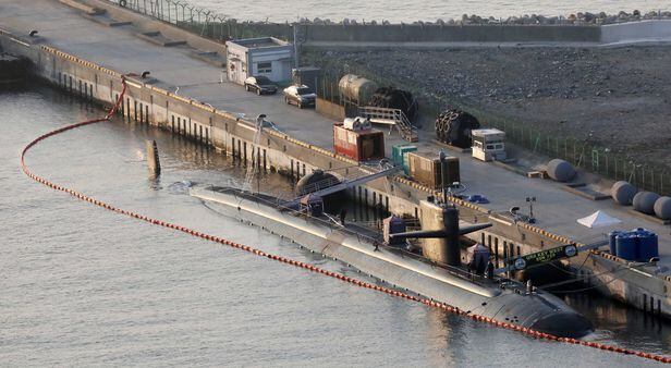 미국 해군의 로스앤젤레스급 핵추진 잠수함 '키웨스트함(SSN 722·6900t급)'이 지난달 2일 부산 남구 해군작전사령부 부산작전기지에 정박해 있다. 이 잠수함은 길이 110m, 최대속력 29노트, 승조원 140~150명이다. /뉴시스