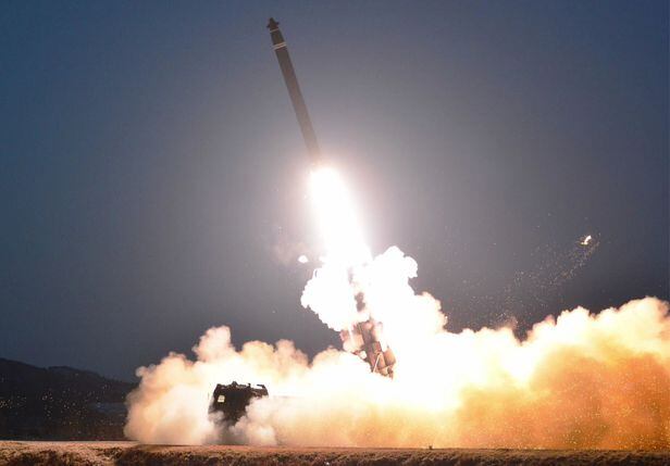 북한군 서부전선 장거리 포병부대에서 20일 오전 초대형 방사포가 발사되고 있다. /조선중앙TV·뉴시스