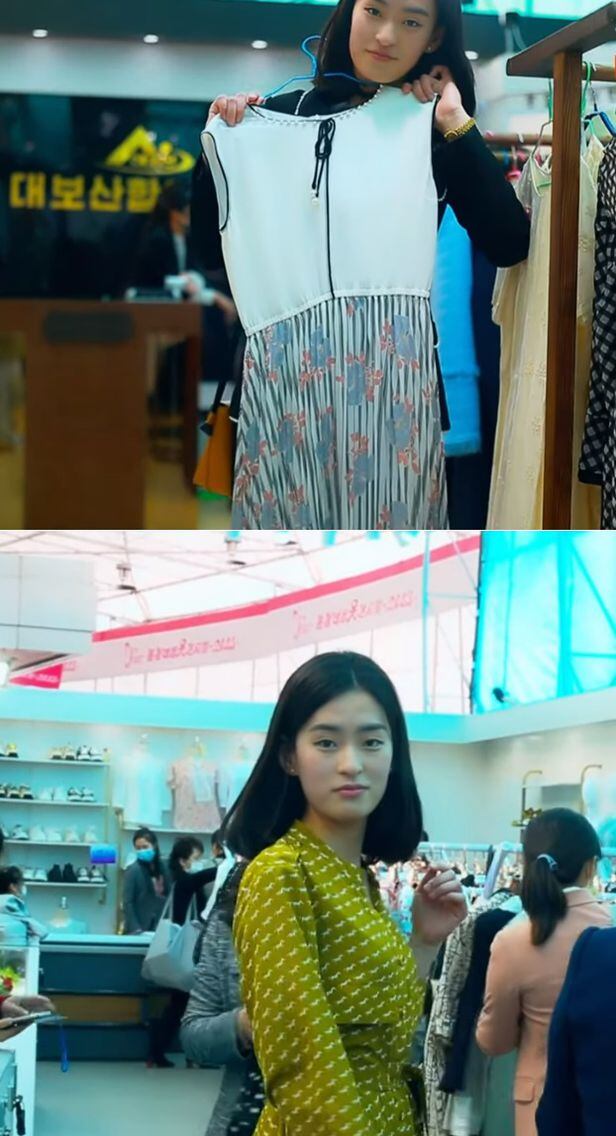 북한 유튜버 연미가 '2023년 봄철녀성옷전시회'에서 최신 평양 패션을 소개하는 모습. /유튜브