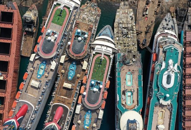 2일(현지 시각) 터키 이즈미르 북부 한 항구에 정박해 있는 폐선 처리를 기다리는 크루즈들. /로이터 연합뉴스