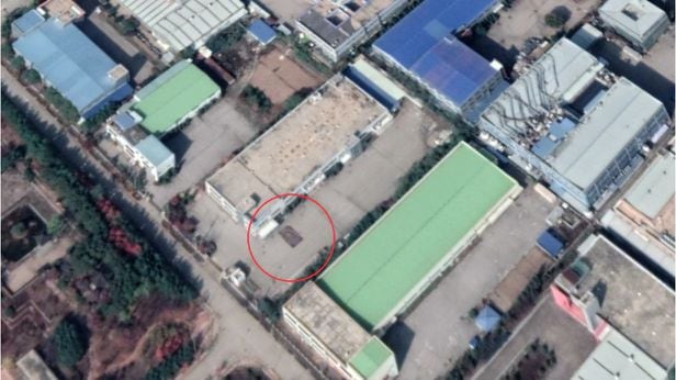 미 맥사 테크놀로지사가 촬영한 북한 개성공단 내 위성사진. 빨간 원 안에 직사각형 물체와 사람들의 모습이 보인다. /미국의소리(VOA)