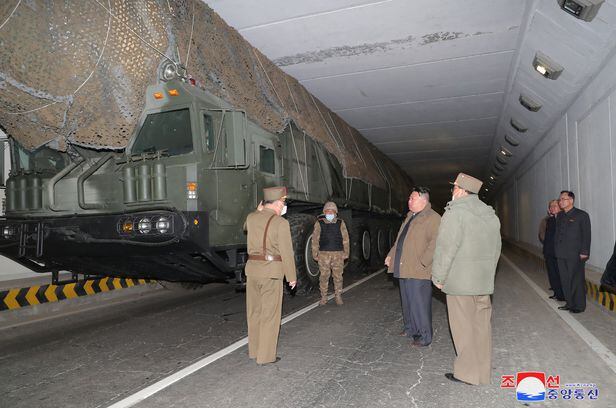 북한 김정은이 지난 13일 도로 터널에 숨겨진 화성-18형을 살펴보는 모습. /조선중앙통신 연합뉴스