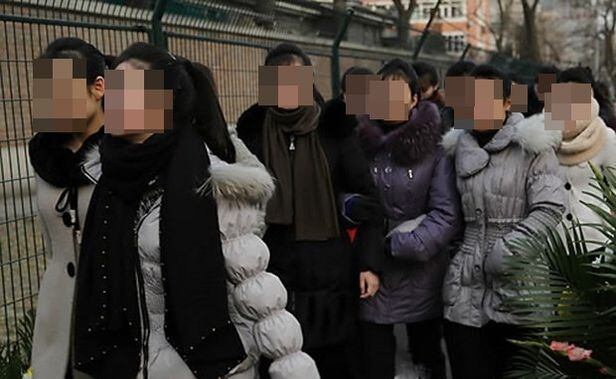 2013년 2월 17일 외화벌이를 위해 중국에 파견된 것으로 추정되는 북한 여성들이 주중 북한대사관으로 들어가고 있다. /RFA