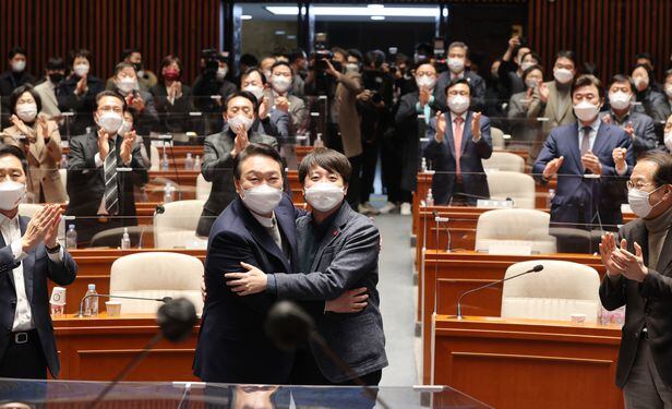 윤석열 국민의힘 대선 후보와 이준석 대표가 6일 오후 서울 여의도 국회에서 열린 의원총회에서 포옹하고 있다./이덕훈 기자