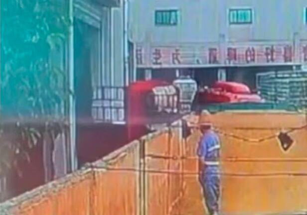 중국 산둥성 칭다오 맥주 제3공장에서 촬영된 것으로, 작업자로 보이는 한 남성이 어깨높이의 담을 넘어 원료(맥아) 보관 장소에 들어가 소변을 보는 모습이 찍혔다. /웨이보