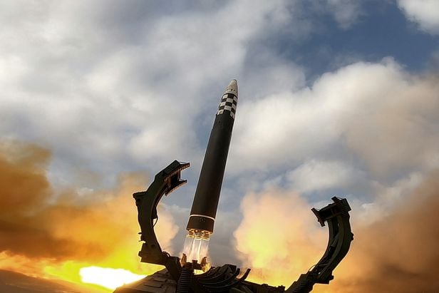 지난 18일 신형 대륙간탄도미사일(ICBM) '화성포-17형'의 시험발사 장면./노동신문 뉴스1