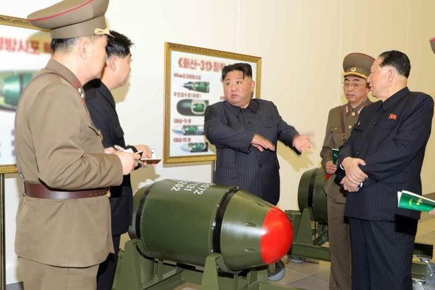 북한 김정은 노동당 총비서가 27일 핵무기병기화사업을 지도했다고 당 기관지 노동신문이 28일 보도했다. 김 총비서는 "언제 어디서든 핵무기를 사용할 수 있게 완벽하게 준비되어야 한다＂면서 핵무기 보유량을 기하급수적으로 늘릴 것을 지시했다/뉴스1