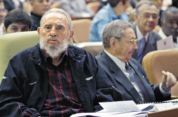 2013년 2월 쿠바 수도 아바나에서 열린 국가평의회에 피델 카스트로(왼쪽·2016년 사망)와 라울 카스트로 형제가 나란히 앉아있는 모습. /AP 연합뉴스