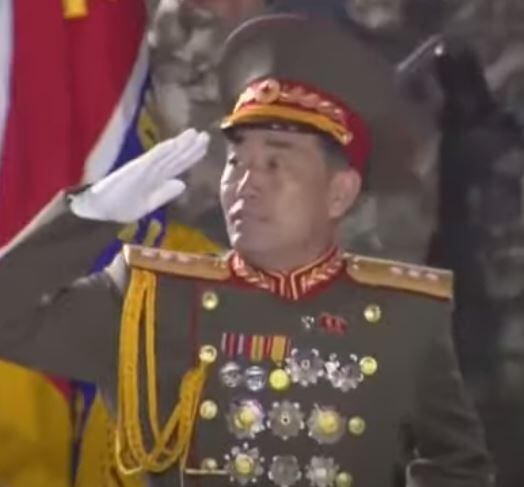 지난 10일 북한 노동당 창건 75주년 열병식에서 김종길 전략군 사령관이 주석단을 향해 경례를 하고 있다. /조선중앙TV캡처 뉴시스