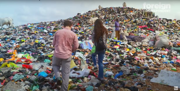 가나의 한 의류 폐기물 처리업장에 쓰레기가 산처럼 쌓여 있는 모습./호주 ABC 유튜브