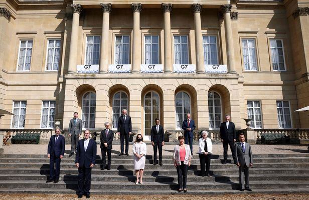 글로벌 최저 법인세 15%에 합의한 주요7개국 재무장관들이 5일(현지시각) 런던 랭캐스터 하우스 앞에서 기념 촬영을 하고 있다. /AFP 연합