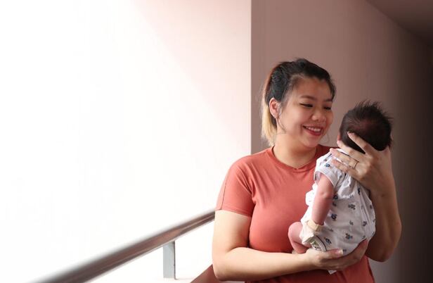 셀린 응챈(31)과 그녀의 아들인 올드린. 응챈은 지난 3월 코로나 확진 판정을 받고 2주반만에 퇴원했으며 지난 7일 태어난 올드린은 코로나 음성 판정을 받고 항체를 보유한 것으로 확인됐다. /스트레이츠타임스