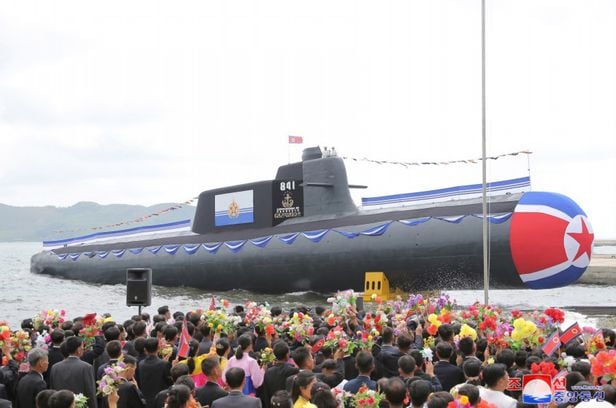 지난 9월6일 신포조선소에서 진수중인 북 신형 전술핵잠수함. 잠수함 폭(직경)에 비해 길이가 비정상적으로 길어 수중 작전 능력이 불안정하고 크게 떨어질 것으로 분석된다. /조선중앙통신