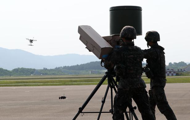 지난 2020년 6월 9일 충남 서산 공군 제20전투비행단에서 열린 '지능형 스마트 부대 시연 행사'에서 재밍(jamming) 장비를 이용해 적 침투용 드론을 떨어뜨리고 있다./신현종 기자
