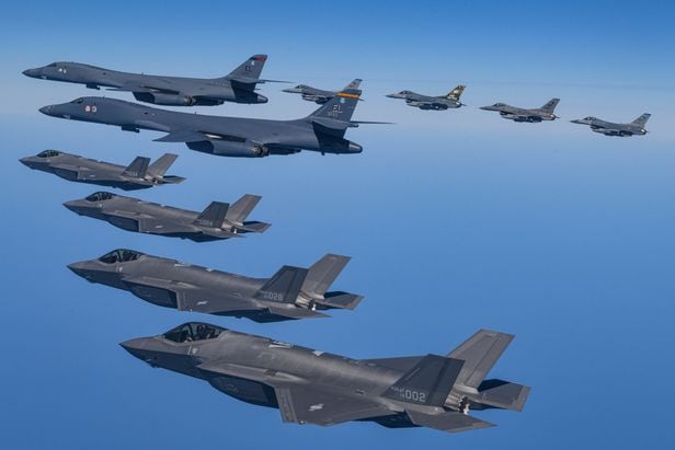 한미 공군이 19일 한반도 상공에서 우리측 F-35A 전투기와 미 공군 B-1B 전략폭격기 및 F-16 전투기가 참여한 가운데 연합공중훈련을 실시하고 있다.  2023.3.19/ 국방부 