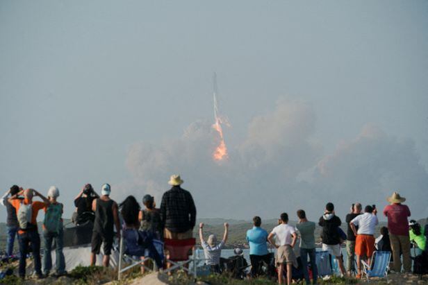 20일 미국 텍사스 브라운스빌 근처 보카치카 발사장 건너편에 모인 많은 사람들이 스페이스X의 스타십 우주선 발사 장면을 지켜보고 있다./로이터 연합뉴스
