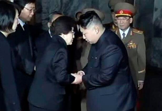 2011년 12월 김정일 사망 당시 이희호 여사가 방북해 조문하고 상주였던 김정은을 만나는 모습. /AP 뉴시스