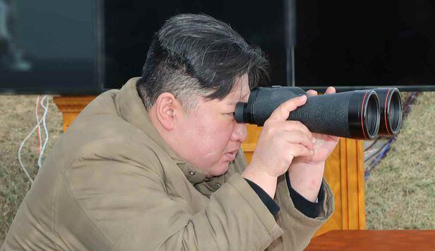 북한이 지난 21~23일 새로운 수중공격형 무기체계에 대한 시험을 진행했다고 24일 보도한 가운데 김정은이 쌍안경을 들고 훈련을 참관하고있다/조선중앙통신 연합뉴스