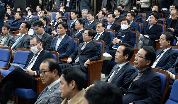 더불어민주당 의원들이 21일 서울 여의도 국회에서 열린 의원총회에서 박홍근 원내대표의 발언을 경청하고 있다. /뉴스1