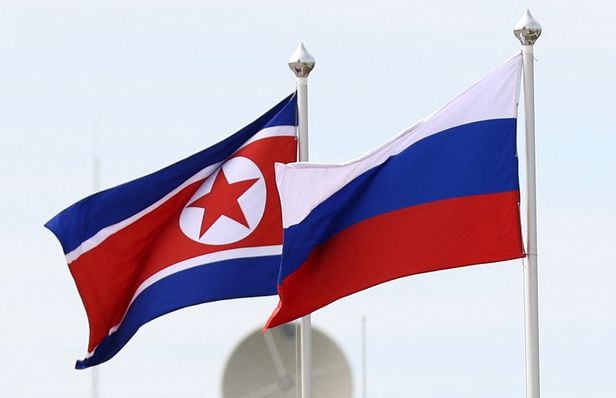13일(현지 시각) 북러 정상회담이 열리는 러시아 아무르주 보스토치니 우주기지에서 북한 인공기와 러시아 국기가 나란히 펄럭이고 있다./로이터 연합뉴스
