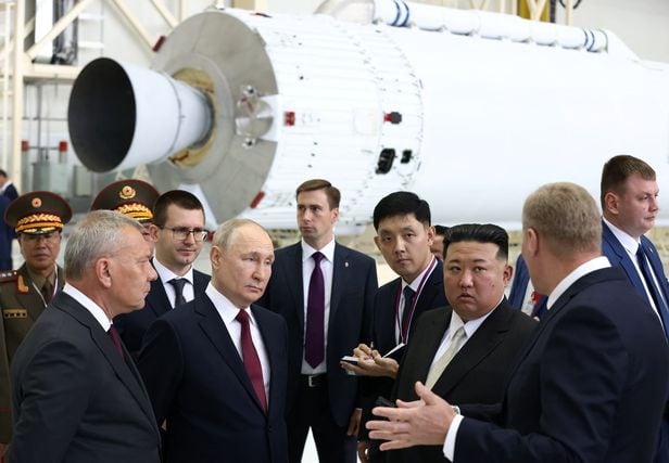 13일(현지 시각) 오후 러시아 아무르주(州) 보스토치니 우주기지에서 만난 북한 김정은(오른쪽 둘째)과 블라디미르 푸틴(왼쪽 둘째) 러시아 대통령이 정상회담을 하기에 앞서 기지를 둘러보고 있다. 김정은 뒤로는 러시아의 우주 발사체인 안가라 로켓이 놓여 있다. 김정은은 이날 기지를 둘러보면서 로켓 등과 관련 각종 질문을 했고 “양국의 전략적 협력을 강화할 필요가 있다는 결론을 내렸다”고 했다./로이터 연합뉴스
