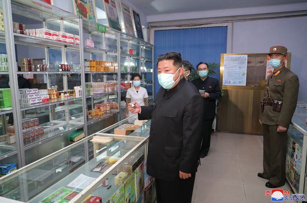 김정은 북한 국무위원장이 마스크를 쓰고 평양시 안의 약국들을 찾아 의약품 공급실태를 직접 파악하고 있는 모습을 16일 조선중앙통신이 보도했다. /조선중앙통신