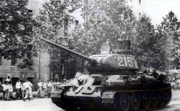 6·25전쟁 사흘만에 서울을 점령한 북한 인민군의 탱크가 서울 시내를 지나가고 있다. 정율성은 얼마 뒤 북한에서 서울로 내려와 머물렀던 것으로 조사됐다. 작곡가인 그는 북한 군가를 지었으며 김일성으로부터 포상도 받았다. /조선일보 DB