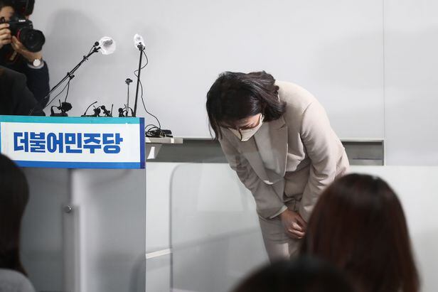이재명 더불어민주당 대선 후보의 아내 김혜경씨가 9일 오후 서울 여의도 당사에서 최근 불거진 '과잉 의전' 등 논란에 대해 사과 기자회견을 한 뒤 고개 숙여 인사하고 있다. /연합뉴스