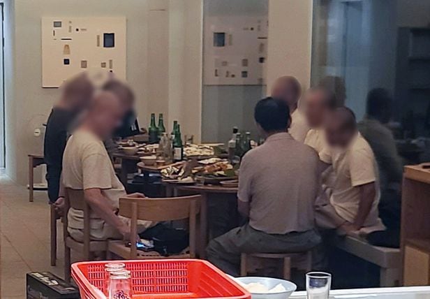전남 해남의 한 사찰 승려들이 사찰 소유 숙박시설에 모여 술과 음식 먹고 있는 모습. /연합뉴스
