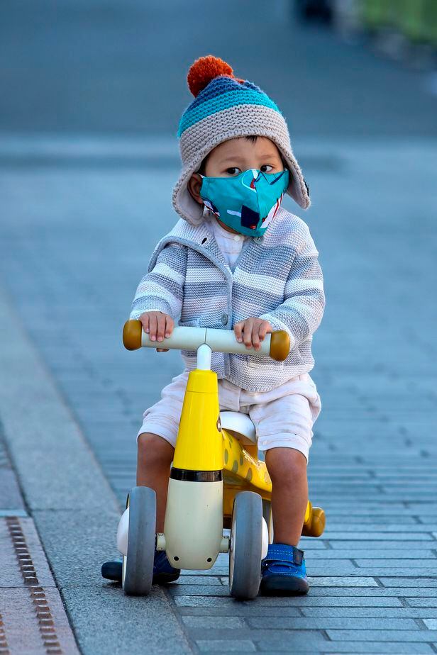 영국 카디프에서 루이스라는 만 2세 소년이 마스크를 쓰고 놀고 있는 모습/AFP 연합뉴스