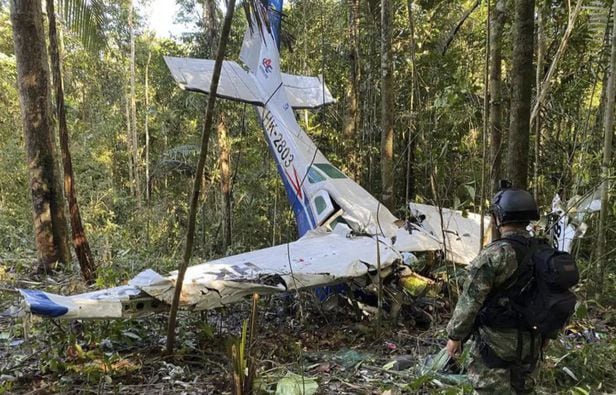 .콜롬비아 아마존 정글에 추락한 비행기 잔해. 아마존 열대우림 한복판에서 발생한 경비행기 추락 사고 이후 생사를 확인할 수 없었던 아이 4명이 행방불명된 지 40일만에 무사히 발견되었다./콜롬비아 군