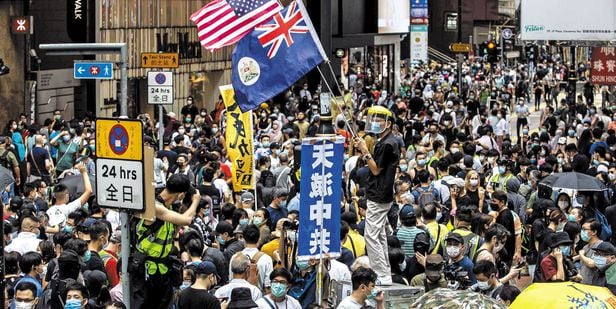 24일(현지 시각) 홍콩 도심 코즈웨이베이에서 시민들이 중국의 홍콩 국가보안법 제정에 반대하는 시위를 벌이고 있다. 