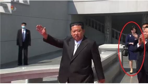 북한 김정은의 최측근 수행원 중 새로운 인물이 등장해 주목된다. 그는 최근 김 총비서의 공개행보에 수시로 등장하고 있으며 선대 지도자들의 초상이 담긴 '초상휘장'을 착용하지 않아 눈길을 끌었다. /조선중앙TV