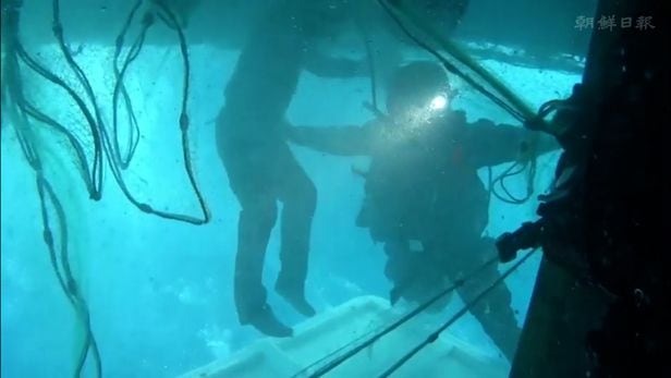 21일 경북 경주 인근 해상에서 해경구조대원이 전복된 어선에서 생존자 류모씨(왼쪽)를 구조하고있다. 류씨는 선체가 전복되면서 어구 창고에 생긴 '에어포켓'에서 40시간 동안 버티다 구조됐다. /포항 해양경찰서