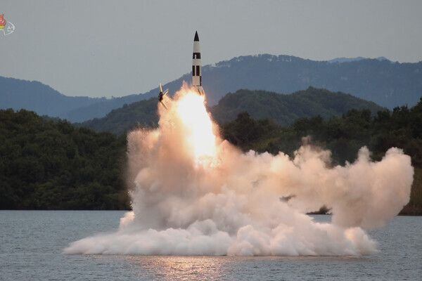 북한이 세계에서 처음으로 저수지에서 발사한 소형 SLBM(잠수함발사탄도미사일).  북한의 신형 미사일 개발과 '창의적 발사 방식'으로 킬 체인 등 3축 체계 한계 문제가 제기되고 있다. /뉴시스
