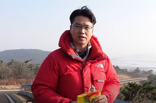 북한 전문가인 강동완 동아대 교수가 자신의 유튜브 채널에서 서해 5도에서 주운 북한 쓰레기에 대해 설명하고 있다. /강동완 교수 유튜브