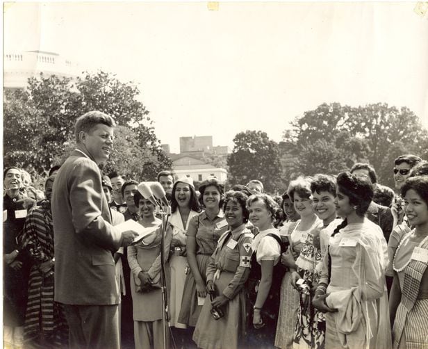 충주고 학생이었던 1962년, 반기문이 워싱턴 백악관에서 열린 청소년적십자국제대회에 한국 대표로 참석해 케네디 대통령을 만난 모습. 왼편 맨 뒤쪽에 양복을 입은 반기문의 모습이 보인다.