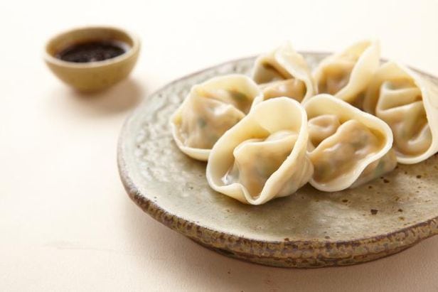 중국에서는 음력 설인 '춘절'에 자오쯔라는 만두를 먹는 풍습이 있다. 
/위키피디아