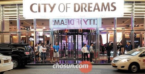 필리핀 마닐라의 시티 오브 드림스(City Of Dreams) 카지노 입구. 이곳에선 도박하러 왔다가 돈을 탕진하고 구걸로 연명하는 한국인을 어렵지 않게 찾아볼 수 있다.