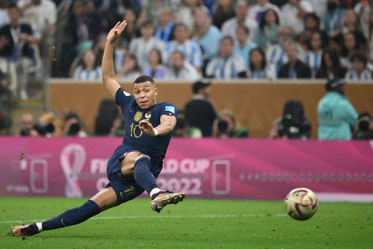 카타르 월드컵 결승전에서 프랑스 스트라이커 음바페가 왼쪽 사이드에서 논스톱 슈팅으로 팀의 두번째 골을 기록하고 있다./AFP 연합뉴스